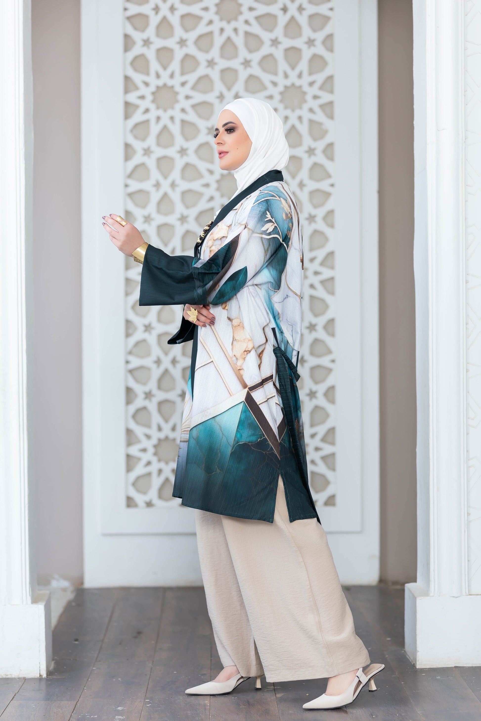 Elegant digital print kimono with intricate pattern from satr. Modest Islamic fashion with flowing sleeves and vibrant colors, creating a stylish and contemporary look.