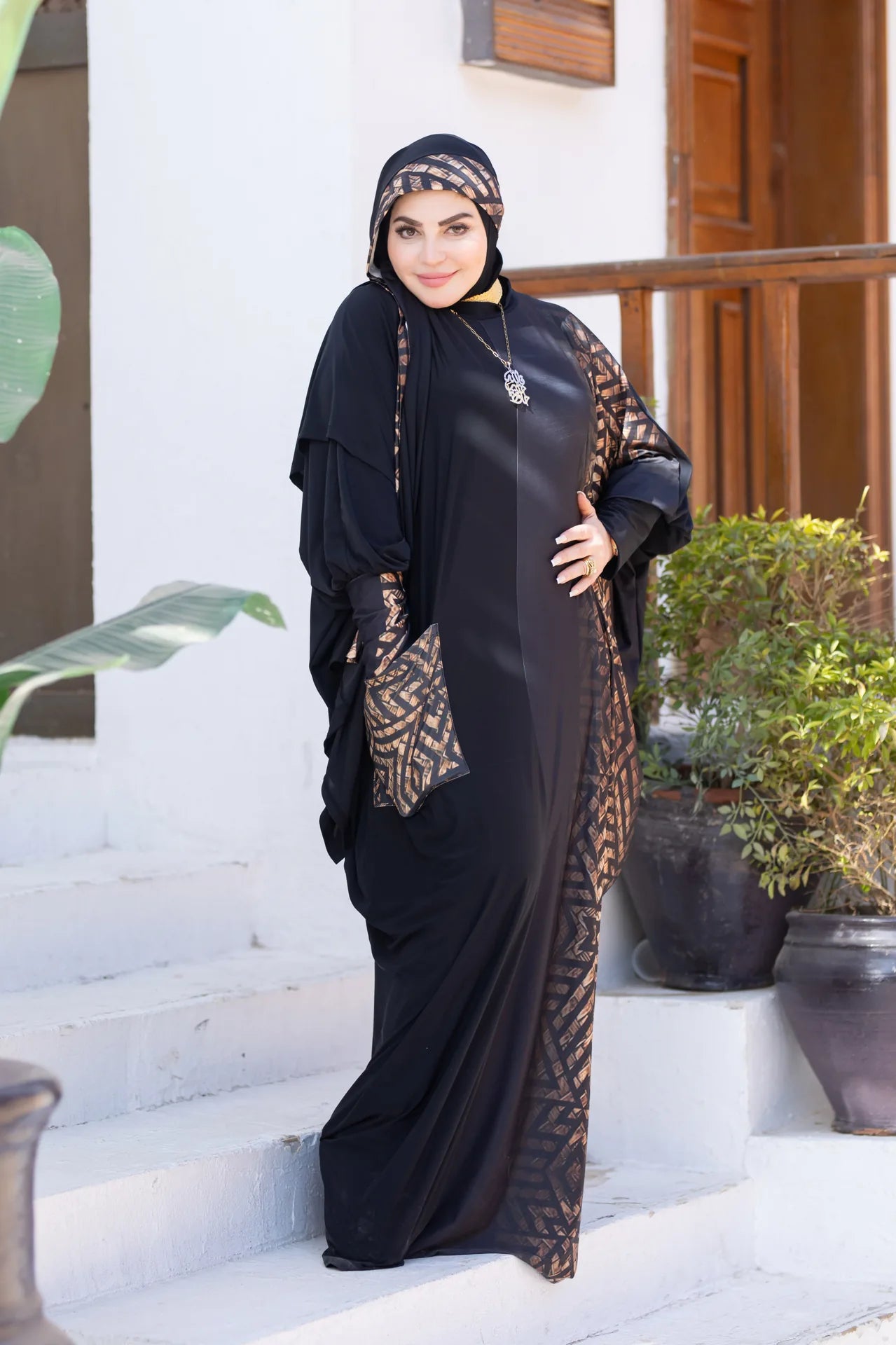 Relaxed Leen design combining softness and modest elegance