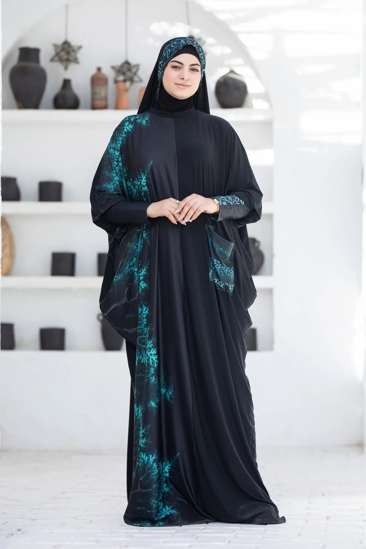 Minimal isdal featuring open flowing silhouette and subtle artistic details
