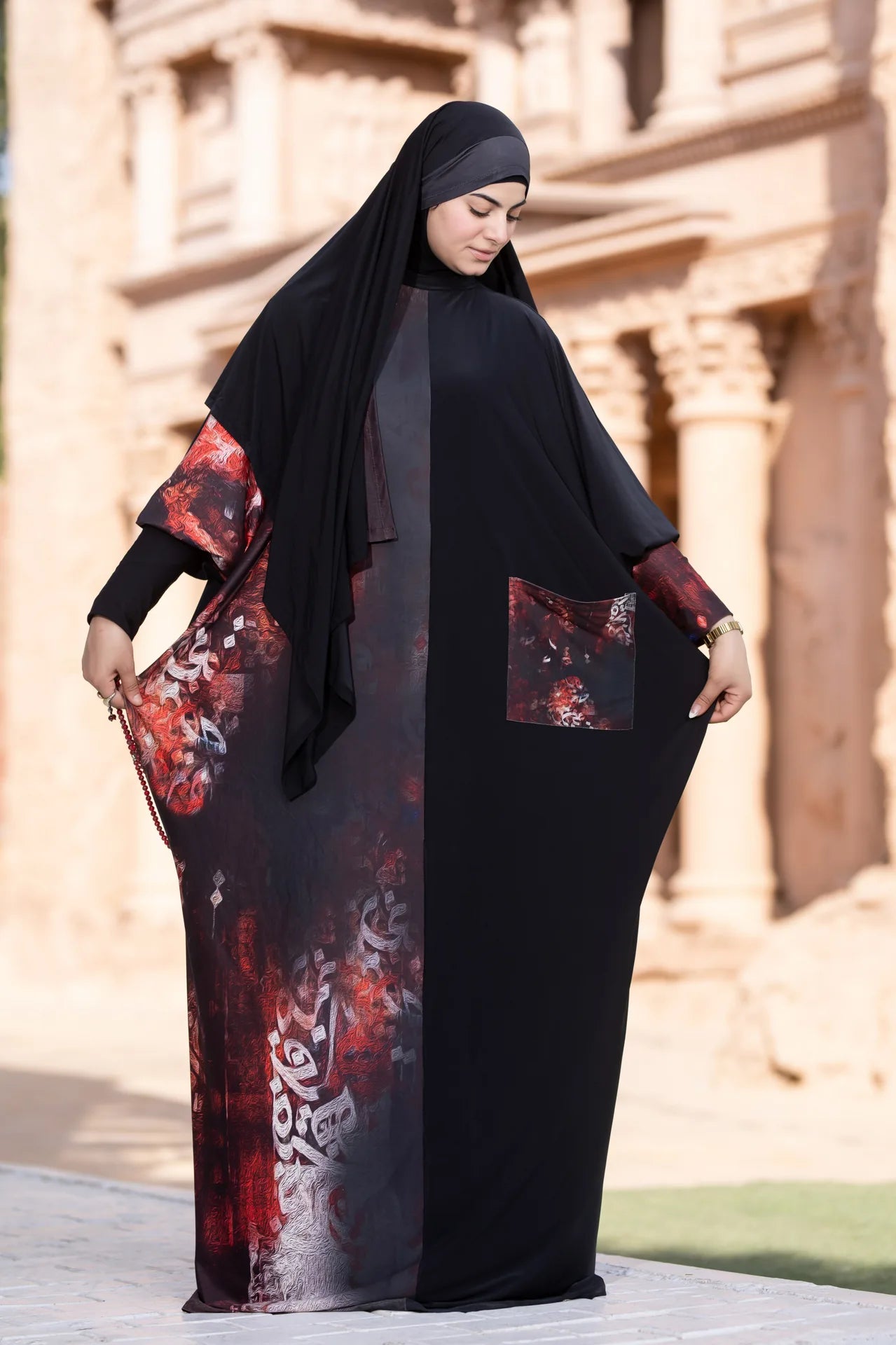 Model wearing distinctive isdal with expressive design and effortless comfort
