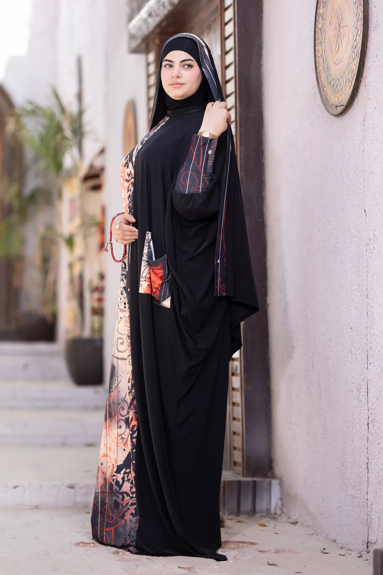 Side view of flowing isdal highlighting relaxed fit and gentle movement
