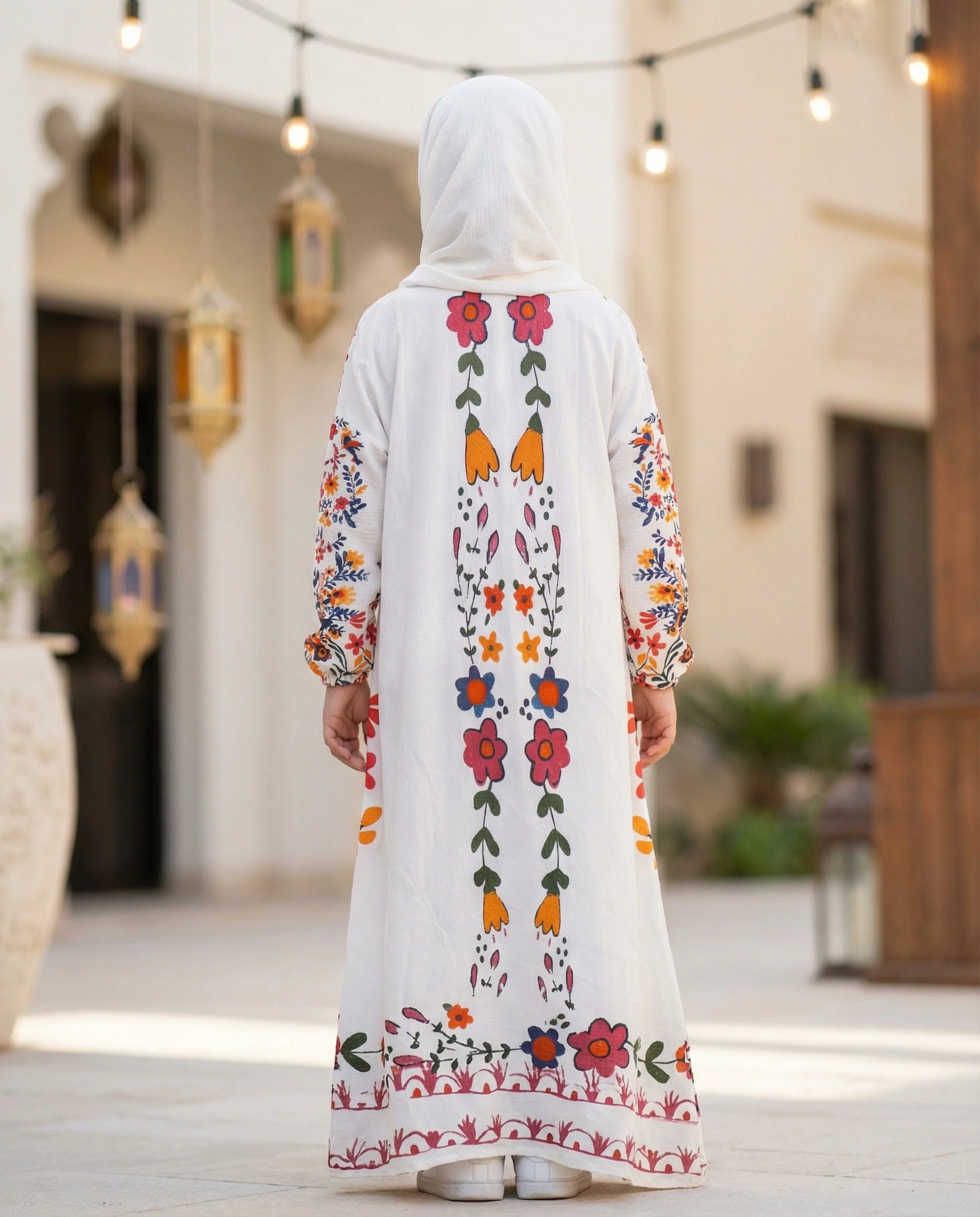 Children’s full coverage isdal crafted from soft, airy crinkle fabric.
Loose and flowing cut allows natural movement and comfort.